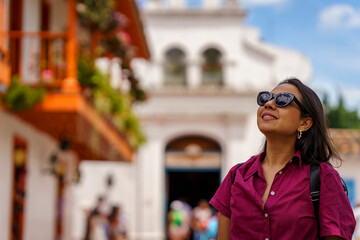 mujer turista por colombia