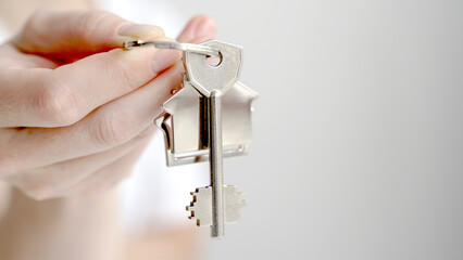 the keys to the apartment are in the hands of the girl - obrazy, fototapety, plakaty
