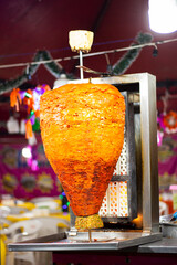 Trompo de carne para tacos al pastor en una taquería en México. 
