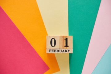 カラフルな色紙と木製のカレンダーの二月一日