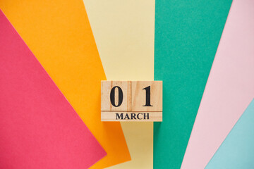 カラフルな色紙と木製のカレンダーの三月一日