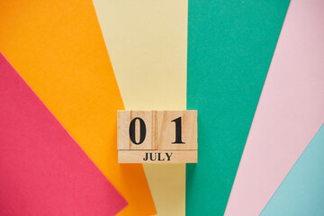 カラフルな色紙と木製のカレンダーの七月一日