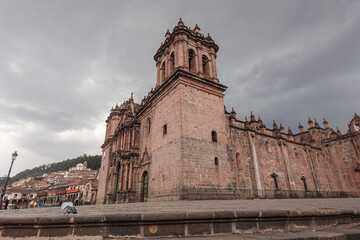 Catedral de la ciudad de Cusco en el Perú desde la esquina, se aprecia toda la iglesia. - obrazy, fototapety, plakaty