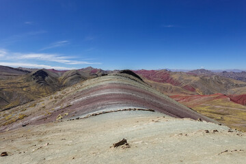 Montaña de 7 colores o Rainbow Mountain en Cusco, rodeado de diferentes cerros con minerales en el...