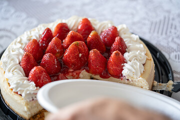 tarta de fresas con queso y plato desechable