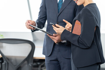 打ち合わせをする男女　ビジネスシーン