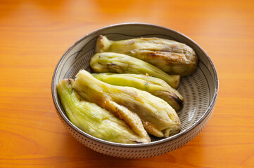 焼いて皮をむいた茄子
