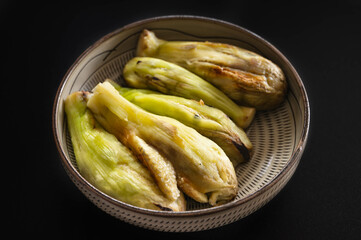 焼いて皮をむいた茄子