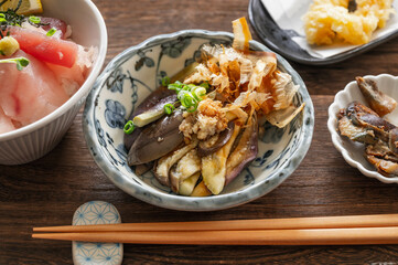 夕食時の茄子のおひたし
