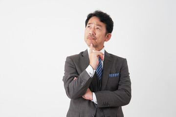 考える中年のビジネスマン　白背景