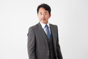 中年の笑顔のビジネスマンのポートレート　白背景　カメラ目線