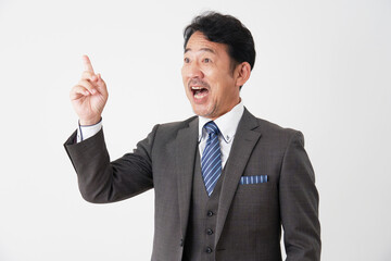 ひらめく中年のビジネスマン　白背景