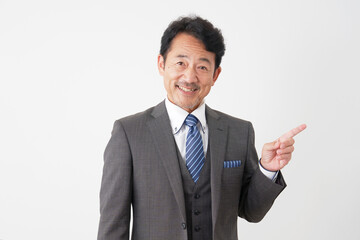 右側を指差す中年のビジネスマン　白背景