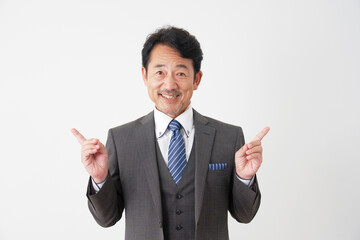 両側を指差す中年のビジネスマン　白背景
