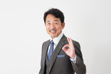 OKサインする中年のビジネスマン　白背景