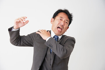 肩こりの中年のビジネスマン　白背景