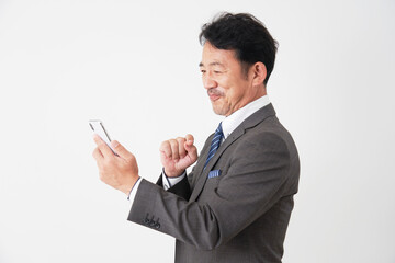 スマホを使う中年のビジネスマン　白背景