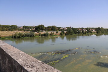 Fototapeta premium Le fleuve la Garonne, ville de Agen, département du Lot et Garonne, France