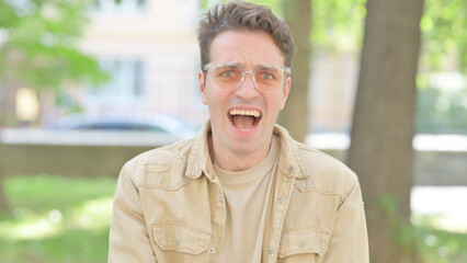 Obraz premium Angry Casual Young Man Arguing and Screaming Outdoor