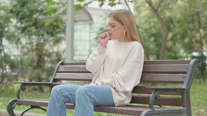 Obraz premium Coughing Casual Young Woman Sitting Outdoor