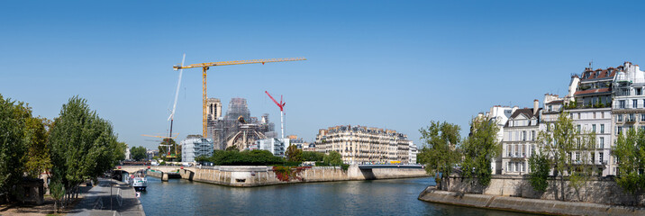 Vue panoramique de l'île de la Cité à Paris, France: Echafaudages, grues, travaux de...