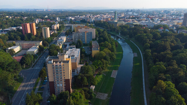 Ostrawa. Ostrava. Rzeka Ostravica. Widok na miasto.
