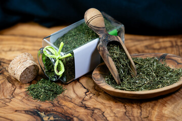 Dill Anethum graveolens aus dem eigenen Hausgarten