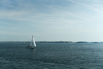 Obraz premium Vue de Saint-Malo depuis le Fort de la Conchée et bateau à voile