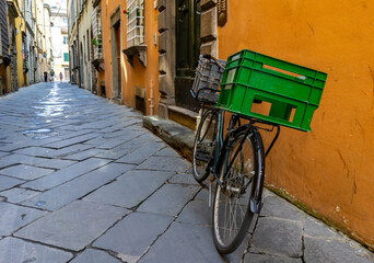 Fototapeta na wymiar old bicycle in the italian street