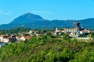  Vue sur le village de Chateaugay et Le Puy de Dome en fond . Auvergne Rhone Alpes. France © JBN