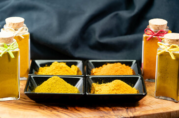verschiedene Curry Mixturen in unterschiedlichen Farben