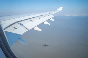 Obraz premium 着陸する飛行機から見た海と機影