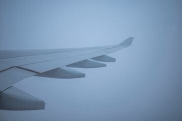 Fototapeta na wymiar 飛行機から来た雲の中
