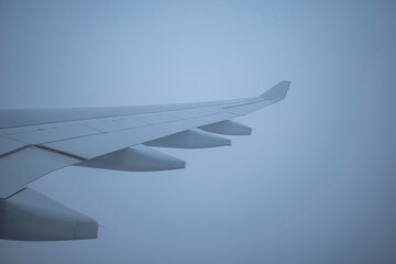 Obraz premium 飛行機から来た雲の中