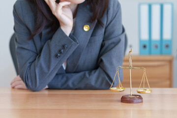 天秤と女性弁護士