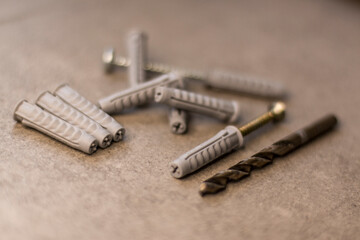 Tasselli da muro con punta di trapano per fai da te e lavori in casa.  © Eroyka