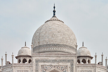 Obraz premium Close up Taj Mahal dome white marble mausoleum landmark in Agra, Uttar Pradesh, India, beautiful dome of ancient tomb building of Mughal architecture, popular touristic place