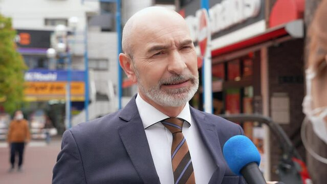 街頭インタビューを受ける外国人男性