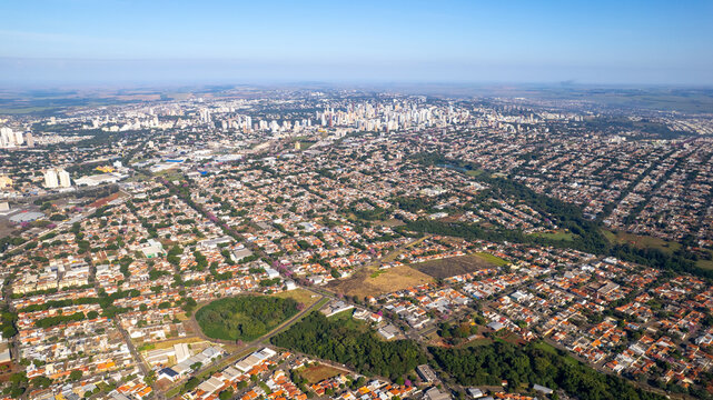Maring&aacute;, vista a&eacute;rea da cidade de maring&aacute;, paran&aacute;, brasil. Catedral de Maring&aacute;, Parque do Ing&aacute;.