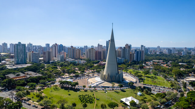 Maring&aacute;, vista a&eacute;rea da cidade de maring&aacute;, paran&aacute;, brasil. Catedral de Maring&aacute;, Parque do Ing&aacute;.