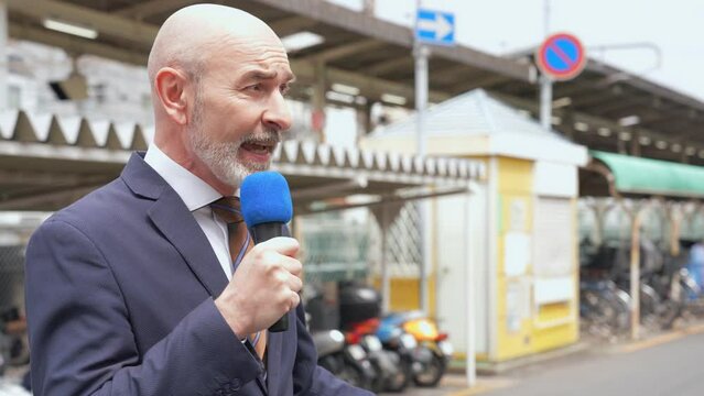 街角を案内する外国人レポーター