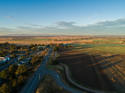 putty road leaving Singleton through farmland in morning light
