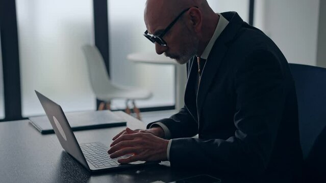 オフィスでパソコンを使って作業するビジネスマン