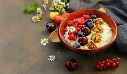 oat porridge with berries for breakfast