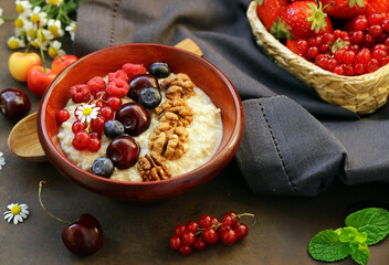 oat porridge with berries for breakfast