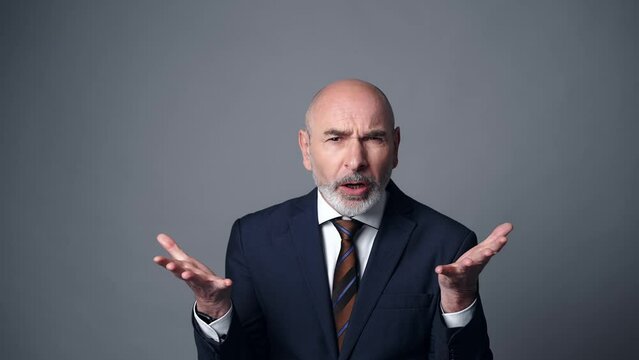 怒るシニア外国人男性