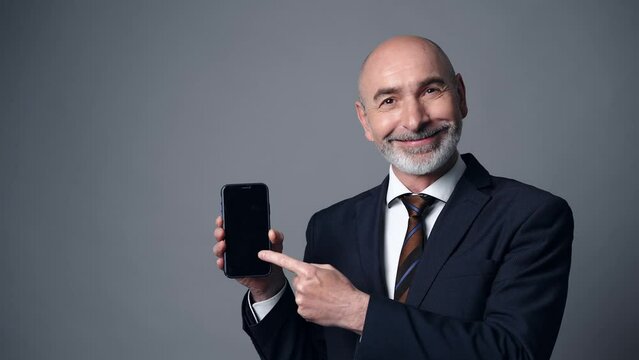 スマホ画面を見せる外国人男性