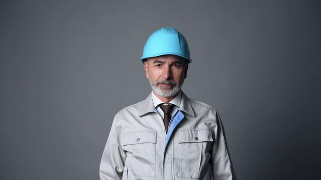 サムアップする作業服の外国人男性