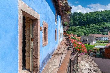 Historische Felsenwohnungen, Maison des rochers, im Ortsteil Graufthal, Eschbourg,  Elsass, Frankreich, Europa