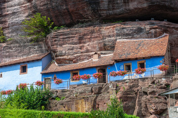 Historische Felsenwohnungen, Maison des rochers, im Ortsteil Graufthal, Eschbourg,  Elsass, Frankreich, Europa